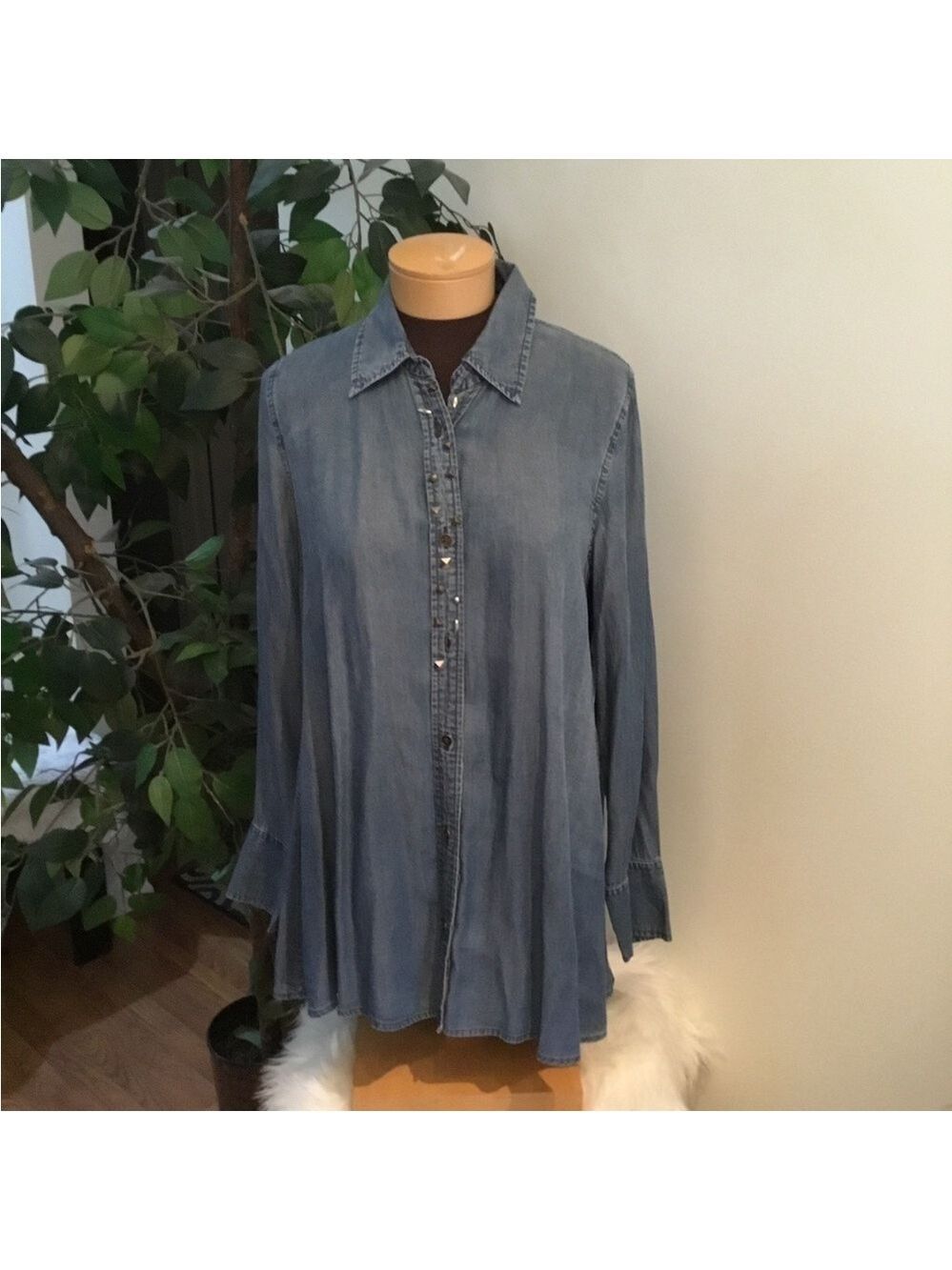 Allen B by Allen Schwartz long sleeve button down woman’s size medium NWT
